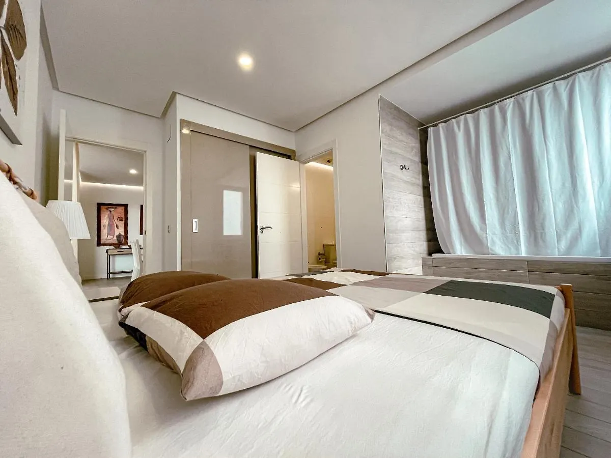 Apartment 3-Bed Flat, Ocean Garden, Heated Pool Parking